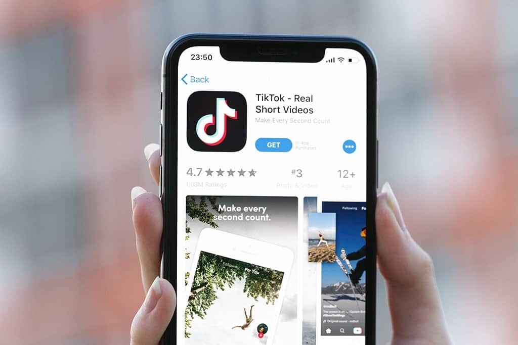 Resumen quincenal 4/1: últimas actualizaciones en tendencias de marketing digital 3 Mujer usa la aplicación Tik Tok mientras sostiene el teléfono