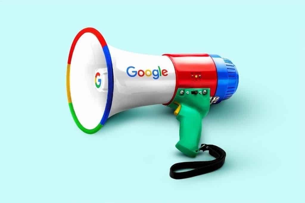 Resumen quincenal 1/7: Noticias de marketing para PPC, redes sociales y más 2 Un megáfono con Google escrito en él.