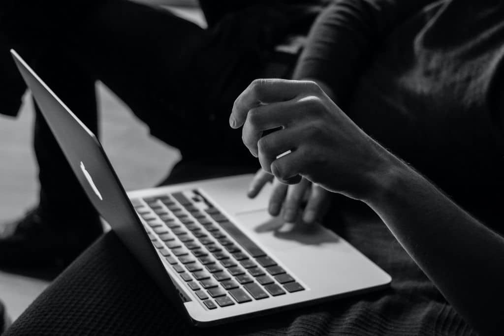 Resumen quincenal 1/7: Noticias de marketing para PPC, redes sociales y más 4 Una persona que navega por un sitio web en su computadora portátil.