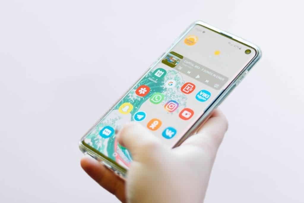 Resumen quincenal 1/7: Noticias de marketing para PPC, redes sociales y más 5 Iconos de aplicaciones que se muestran en un teléfono